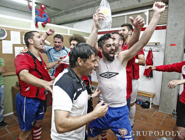 Los aficionados celebran el regreso del equipo a Segunda B.

Foto: Erasmo Fenoy