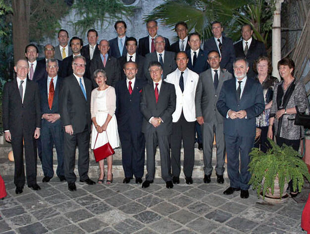 Los miembros del cuerpo consular de Sevilla, con el embajador de Chipre en Espa&ntilde;a.

Foto: Victoria Ram&iacute;rez