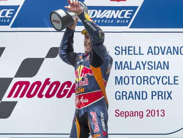 Salom, triunfador en una dura lucha por la victoria en Moto3. 

Foto: EFE