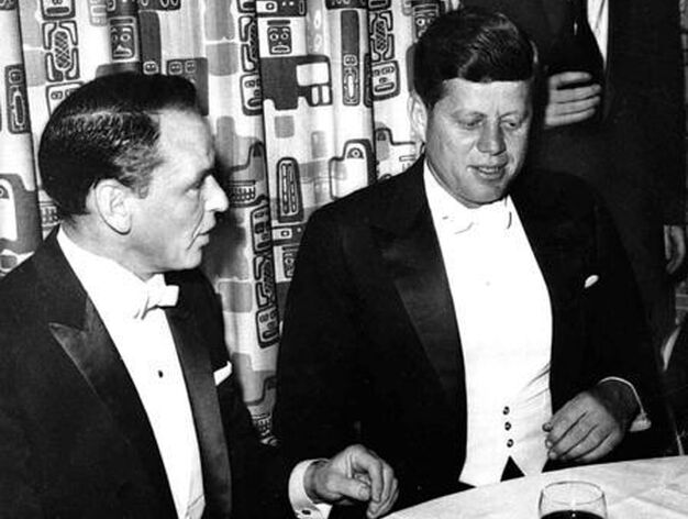 Frank Sinatra y John F. Kennedy, cenando en Washington en mayo de 1962.