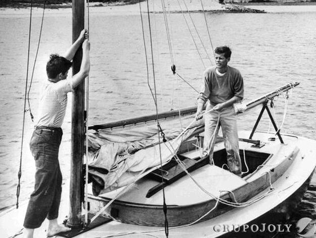 JFK y su hermano Edward en un velero en Massachusetts. 

Foto: Reuters