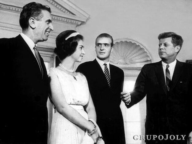 JFK y el entonces embajador de Espa&ntilde;a en Washington, Antonio Garrigues, flanquean a don Juan Carlos y do&ntilde;a Sof&iacute;a en su visita oficial al presidente estadounidense, el 30 de agosto de 1962.

Foto: Efe
