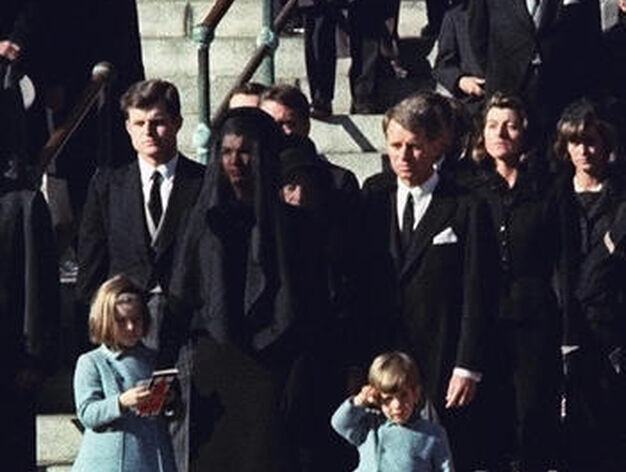 Imagen del funeral de JFK el 25 de noviembre de 1963. Su hijo John F. Kennedy Jr., entonces con tres a&ntilde;os, saluda al f&eacute;retro del presidente junto a Jackie Kennedy, su hermana Caroline y Edward y Robert Kennedy.

Foto: AP