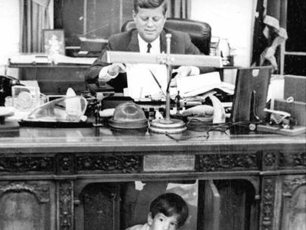 John F. Kennedy, en su despacho de la Casa Blanca mientras juega su hijo John F. Kennedy Jr. 

Foto: Stanley Tetrick (AP)