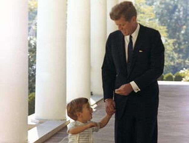 Con su hijo John F. Kennedy Jr. en la Casa Blanca (10 octubre 1963).

Foto: Cecil Stoughton (Efe)