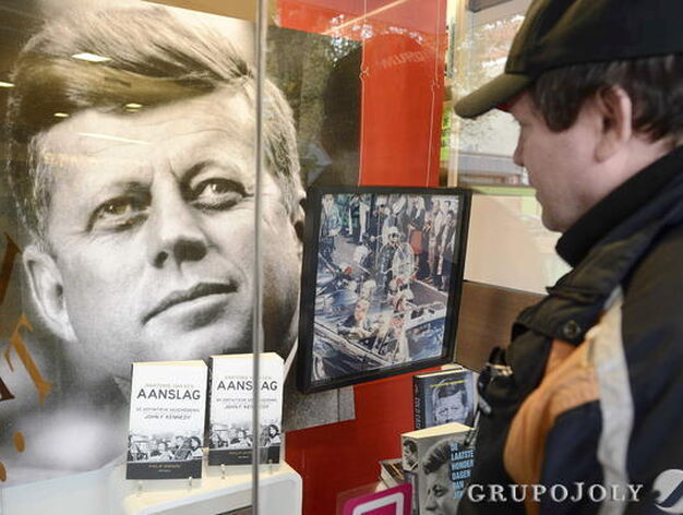 Librer&iacute;a holandesa en la que se muestran libros sobre el asesinado presidente Kennedy.

Foto: Lex van Lieshout (Efe)