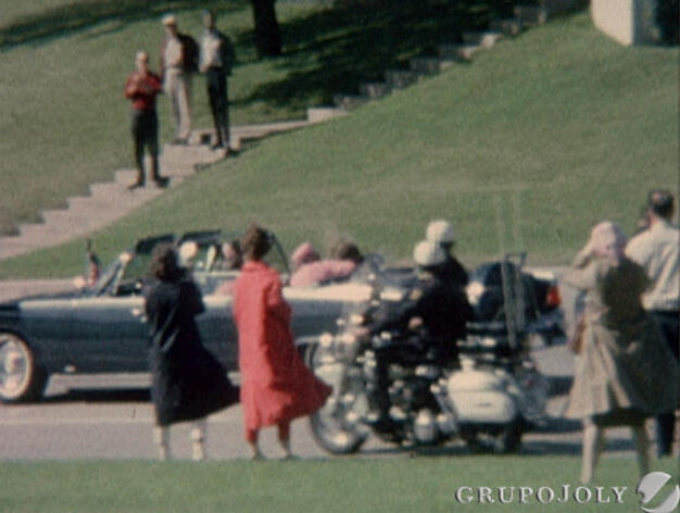 22 de noviembre de 1963. Momento en que John F. Kennedy cae sin vida en los brazos de su esposa Jacqueline.

Foto: AP