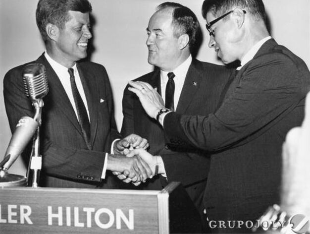 Con Orville Freeman y Hubert Humphrey en la elecci&oacute;n de Kennedy como candidato dem&oacute;crata a las elecciones del oto&ntilde;o de 1960.
