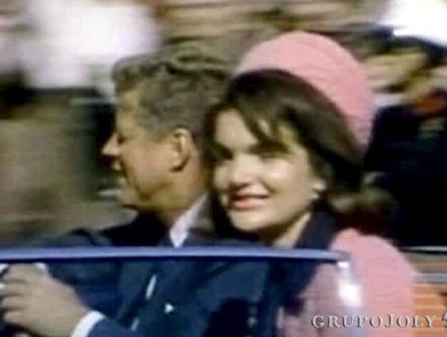 El presidente Kennedy, junto a Jacqueline 90 segundos antes de que fuera asesinado en Dallas.