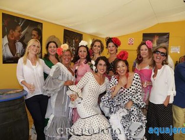 La directora de Ikea Jerez, Almudena Plaza (en el centro), disfruta junto a un numeroso grupo de amigas del mi&eacute;rcoles de Feria en la caseta del Diario.

Foto: Manuel Aranda