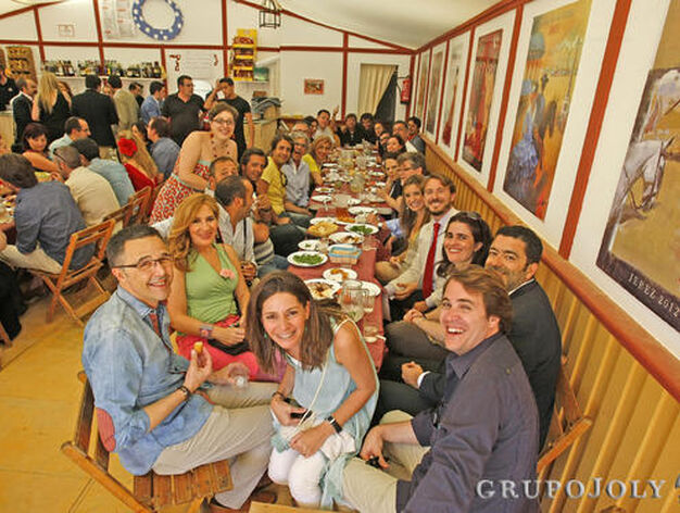Periodistas de la Asociaci&oacute;n de la Prensa de Jerez celebraron ayer en el real su habitual comida en la caseta 'Siete d&iacute;as de gloria'.

Foto: Pascual