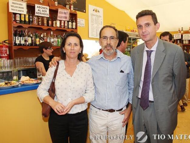 Miguel Berraquero, gerente de Diario de Jerez, junto a Carlos P&eacute;rez y Pepa Rodr&iacute;guez, de Chiclana.

Foto: Vanesa Lobo