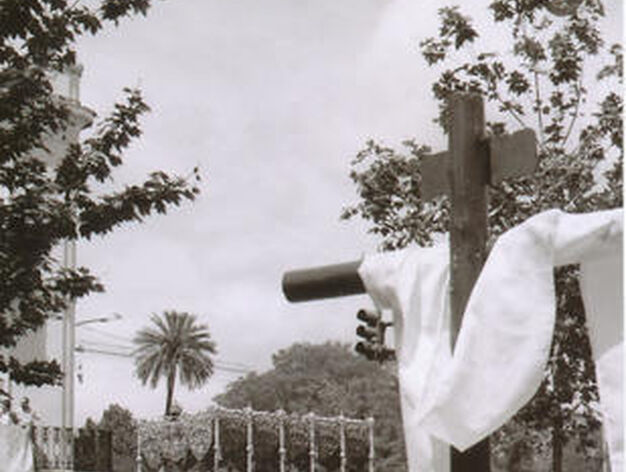 Una Cruz de Mayo, con el palio de la Macarena al fondo.

Foto: Jes&uacute;s Mart&iacute;n Cartaya