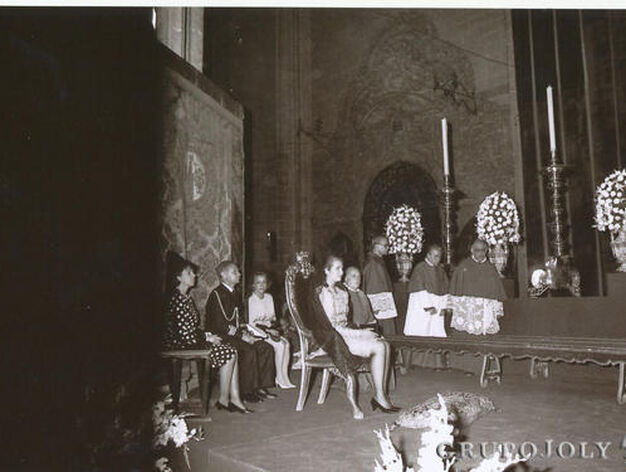 La infanta Elena en el pontifical del 25 aniversario junto al can&oacute;nigo Francisco Gil Delgado.

Foto: Jes&uacute;s Mart&iacute;n Cartaya