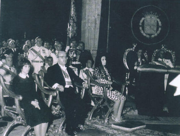 Al fondo el General&iacute;simo Francisco Franco con su mujer Carmen Polo en la ceremonia.