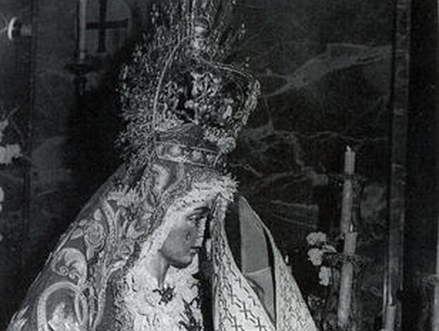 El cardenal Bueno Monreal besa la mano de la Virgen.