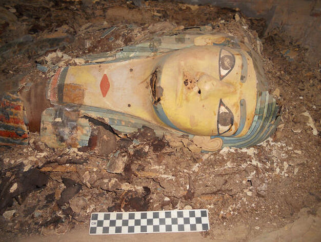 M&aacute;scara funeraria de una de las nueve momias del a&ntilde;o 600 antes de Cristo, encontradas en una c&aacute;mara localizada tras excavar un pozo de m&aacute;s de 13 metros.

Foto: UNIVERSIDAD DE JA&Eacute;N