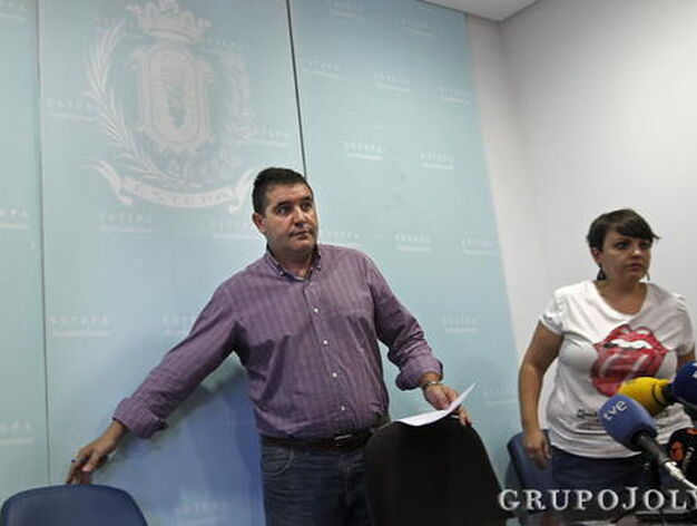 El alcalde de Estepa, Miguel Fern&aacute;ndez Baena, durante su rueda de prensa. / Juan Carlos Mu&ntilde;oz