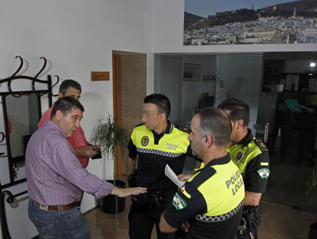 El alcalde de Estepa, Miguel Fern&aacute;ndez Baena, habla con varios agentes de la Polic&iacute;a Local. / EFE