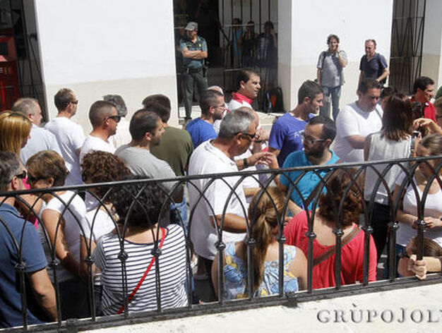 Los vecinos concentrados ante el consistorio vuelve a expresar su malestar por los robos. / Juan Carlos Mu&ntilde;oz