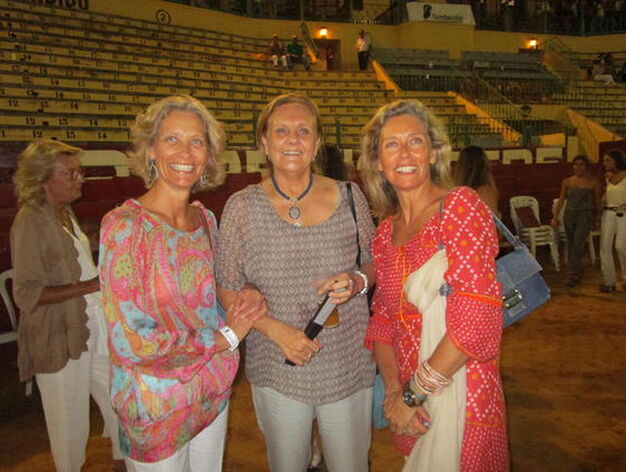 Las hermanas Leti y Aina Nowack D&iacute;ez con Lourdes D&aacute;vila, durante la celebraci&oacute;n del evento.

Foto: Ignacio Casas de Ciria