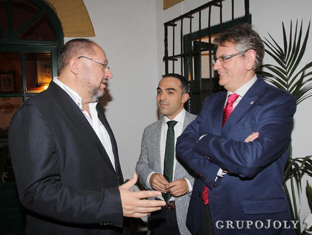 Manuel Torralbo conversa con los vicerrectores Alfonso Zamorano y Lorenzo Salas.

Foto: O.Barrionuevo/Jose Mart&iacute;nez