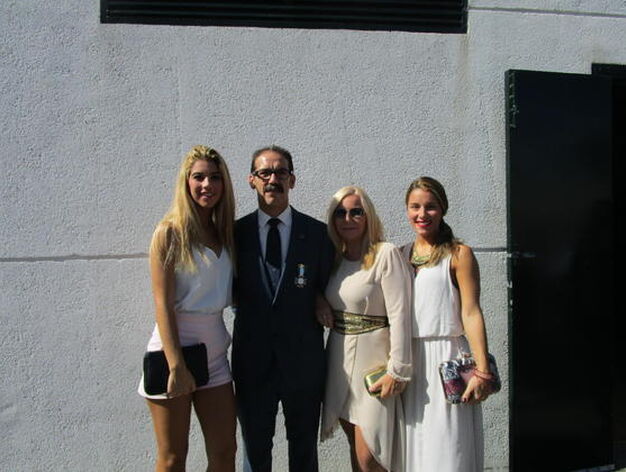 Juan Torres con su mujer, Rosario Ayll&oacute;n, y sus hijas Sof&iacute;a y Fabiola Torres, tras ser condecorado.
