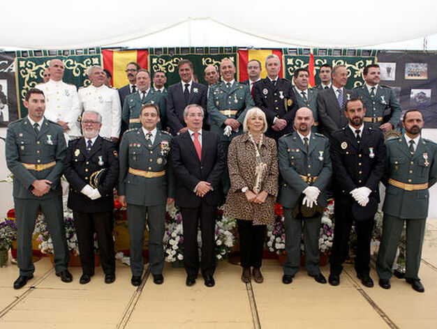 Las autoridades y los premiados en el D&iacute;a del Pilar posan en una foto de grupo para el recuerdo./Jes&uacute;s Mar&iacute;n