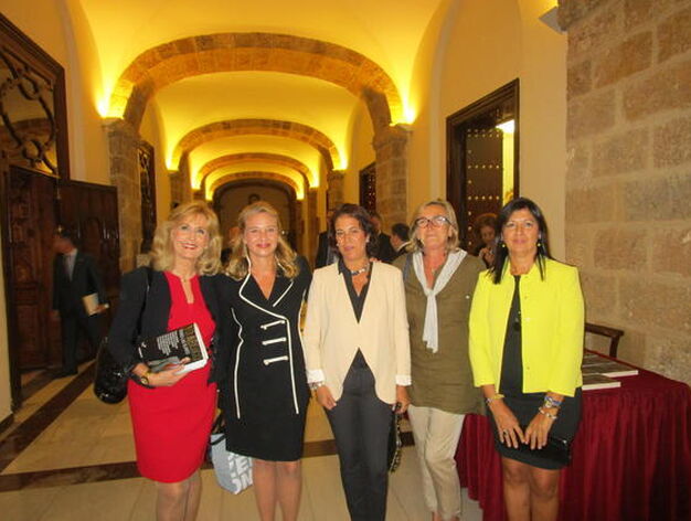 Nieves Herrero, Almudena de Arteaga, Marta Dodero, Mamen Goenechea y Ana Gallego, junto al acceso al Sal&oacute;n Regio de la Diputaci&oacute;n.