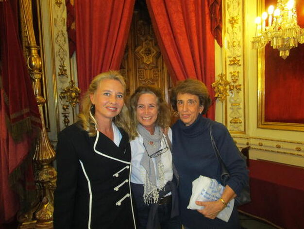 La marquesa de Cea, con Carmen Pr&iacute;es y Gloria Esteban, durante la firma de libros