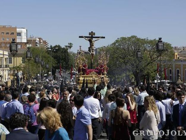 El Cristo de la Salud de San Bernardo, por el Puente de los Bomberos. / Juan Carlos Mu&ntilde;oz