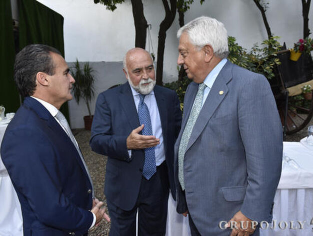 Rafael Herrador, Antonio Carrillo y Francisco Herrero, presidente de la C&aacute;mara de Comercio de Sevilla.

Foto: JUAN CARLOS VAZQUEZ / VICTORIA HIDALGO
