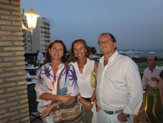 Roc&iacute;o Le&oacute;n, Carmen P&eacute;rez y Fernando Soto, durante la presentaci&oacute;n del libro, en el Club de Golf de Vistahermosa.

Foto: Ignacio Casas de Ciria