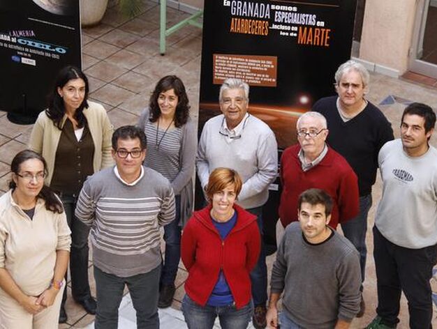 Jos&eacute; Juan L&oacute;pez-Moreno, con expertos del Instituto de Astrof&iacute;sica de Andaluc&iacute;a que han trabajado en el proyecto.

Foto: GALERIA MARTE