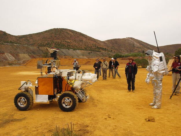El astronauta  y robot se someten a pruebas de control mutuo y reconocimiento en las proximidades de Nerva (Huelva).

Foto: GALERIA MARTE