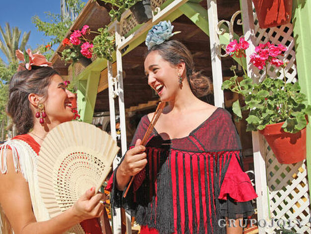 Dos madrile&ntilde;as vestidas de flamenca que no quisieron perderse la Feria de Jerez. 

Foto: Vanesa Lobo