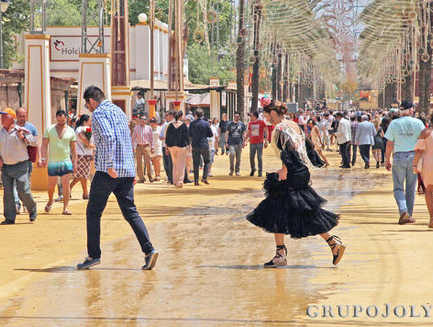 Una pareja trata de cruzar una de las calles de la Feria sin que se les llenen de barro los zapatos. 

Foto: Vanesa Lobo