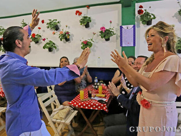 Palmas y el baile del famoso Paco 'Poli', en la caseta de la pe&ntilde;a flamenca 'La Buler&iacute;a'.

Foto: Pascual
