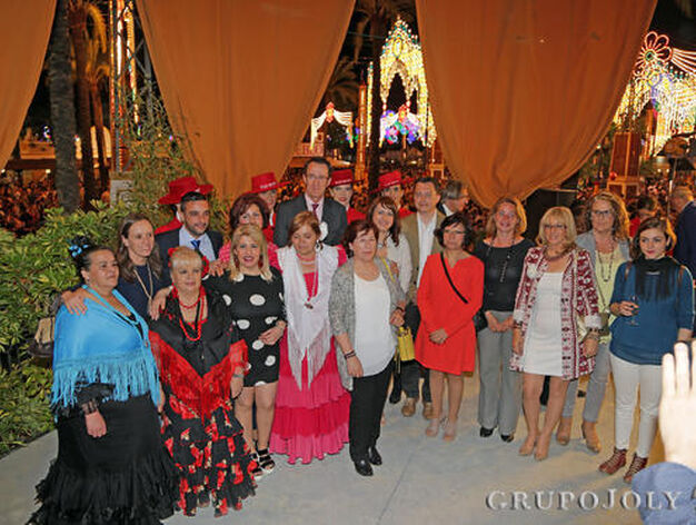 Un grupo de mujeres posa junto a la alcaldesa, concejales y con Mauricio Gonz&aacute;lez-Gordon.

Foto: Manuel Aranda