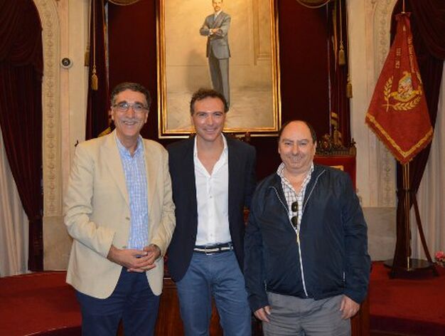 El periodista Juan Manzorro con Enrique Miranda y Julio Molina Font.

Foto: Ignacio Casas de Ciria