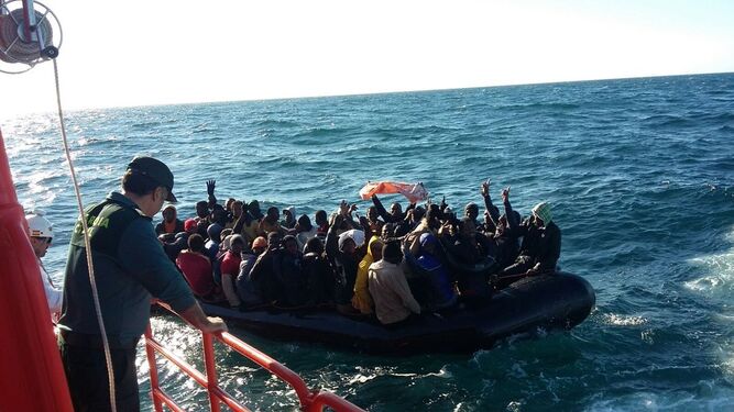 Imagen cedida por Salvamento Marítimo del momento del rescate.