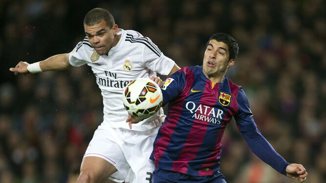 Pepe y Suárez forcejean en el Barcelona-Madrid de la pasada temporada.