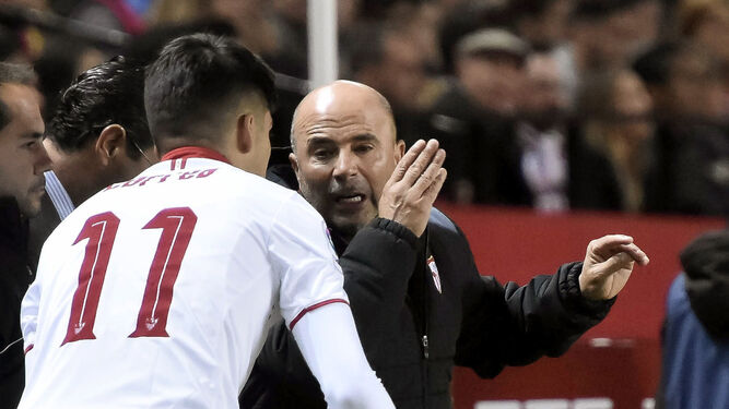 El entrenador del Sevilla, Jorge Sampaoli, da instrucciones a Joaquín Correa durante un partido.