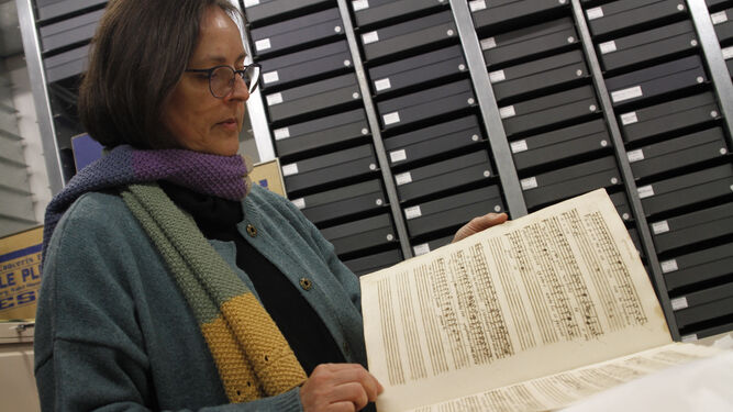 La pianista Isabel Puente con el manuscrito original de 'Noches de los jardines de España'.