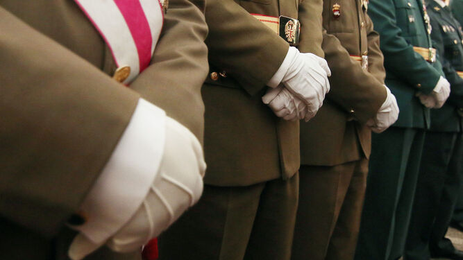 Detalle de las manos de varios guardias civiles.
