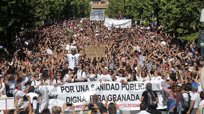 Manifestantes en la primera protesta en Granada contra la fusión hospitalaria, el pasado 16 de octubre.