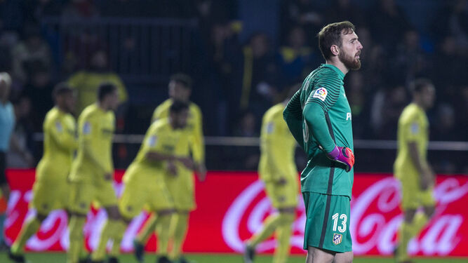 Los jugadores del Villarreal celebran un tanto con Oblak en primer término.