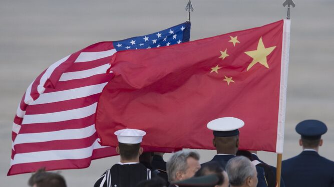 Una bandera de EEUU junto a una de China.