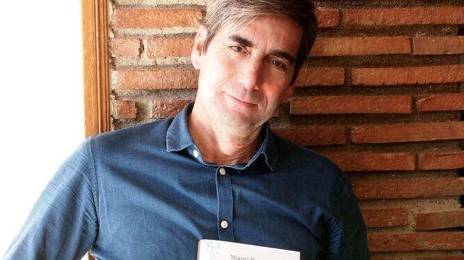 Miguel Pasquau Liaño con su nueva novela.