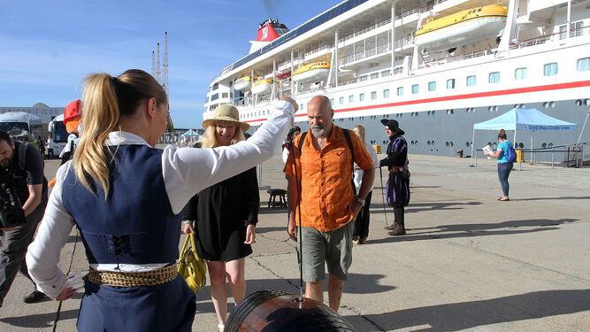 Reciben a varios cruceristas en el puerto de Huelva.